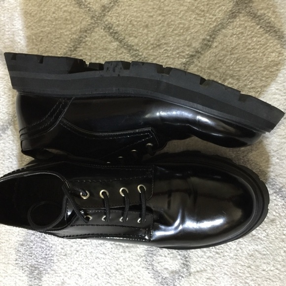 Alexander McQueen Black Glossy Loafers - Picture 4 of 9